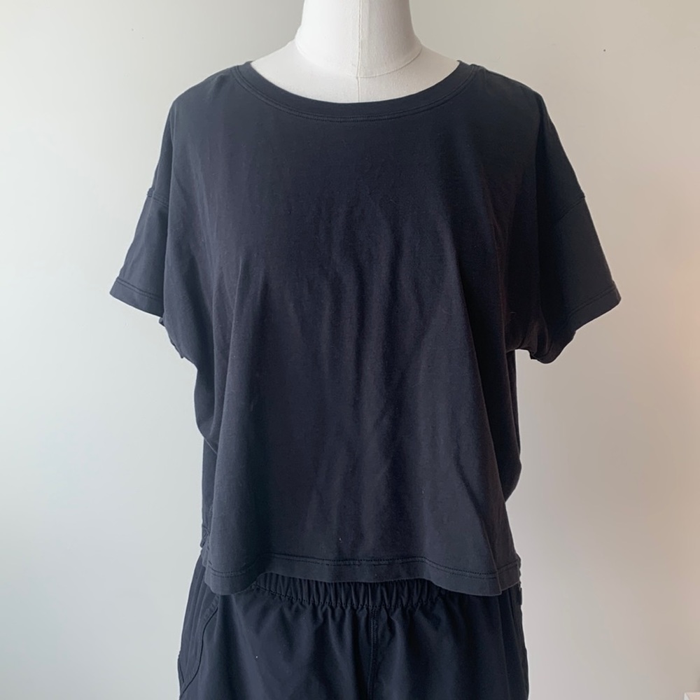 Lulu black cropped tee size 8!!